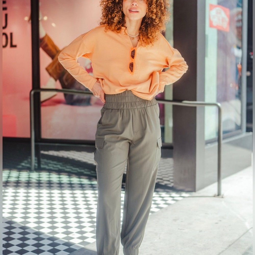 High-Waisted Joggers with Cargo Pockets- olive